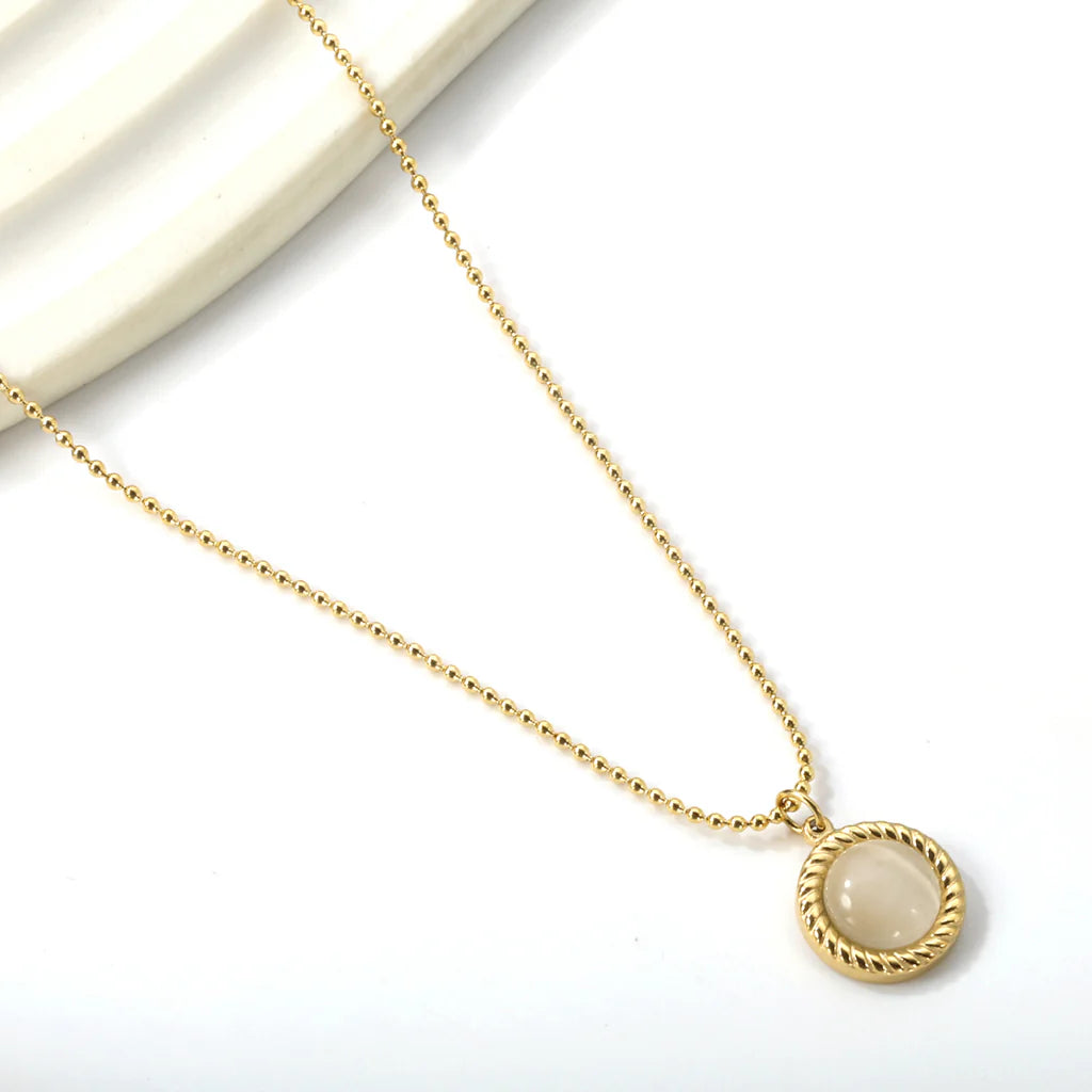 LJUSÖGA Pozlátený náhrdelník s bielym kameňom