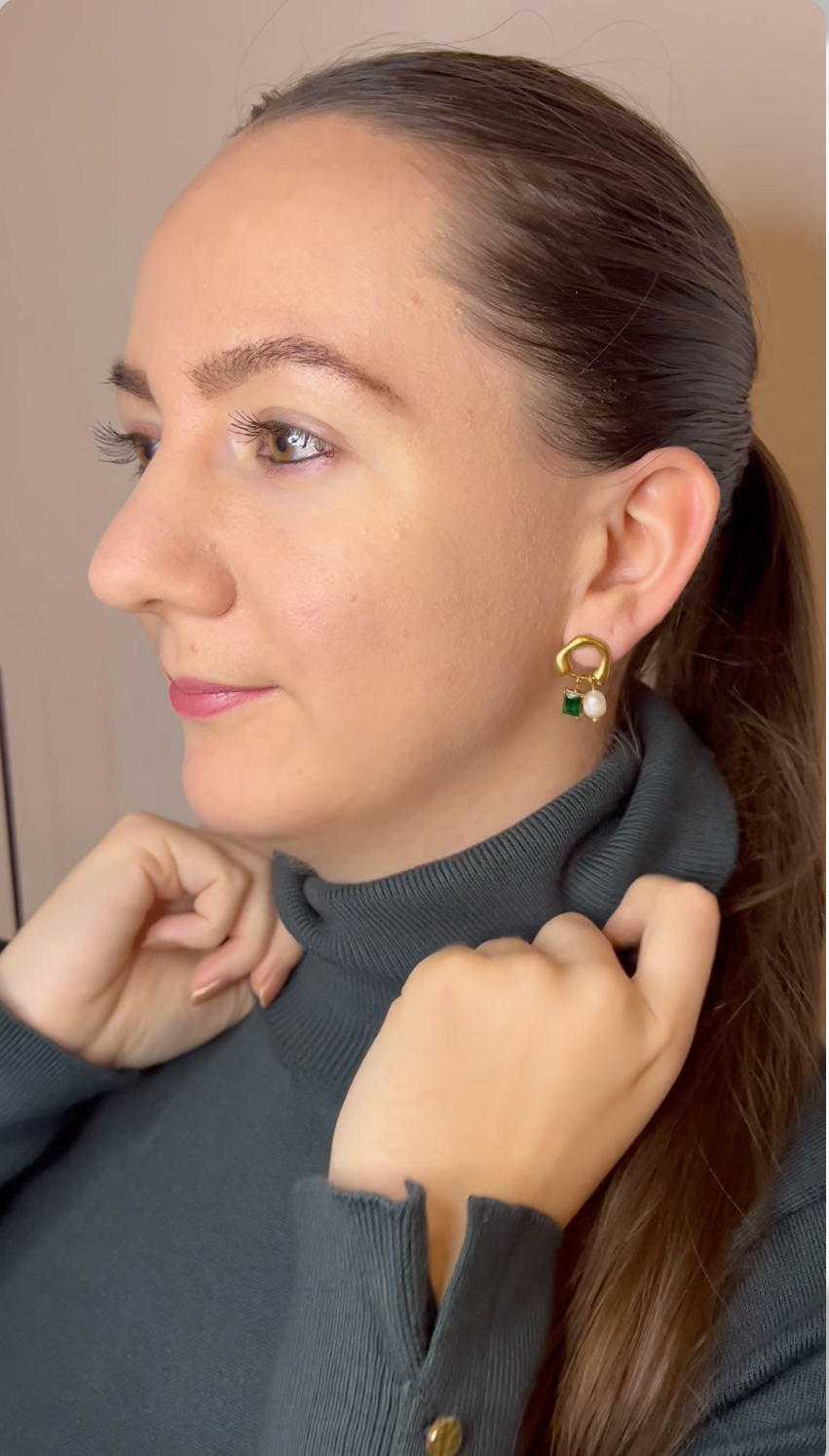 Zákazníčka nosí šperk ylorin