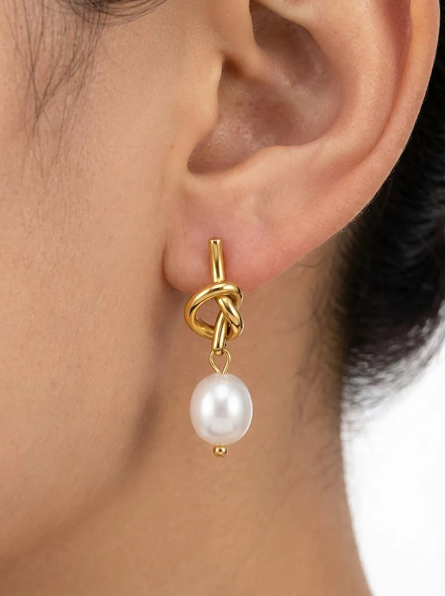 KNØTA Pozlátené náušnice s perlou